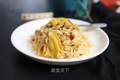 Hands torn chicken noodles