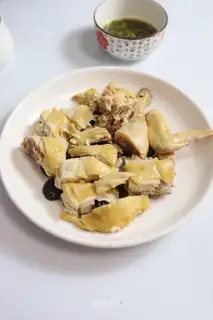 The mushrooms steamed three yellow chickens
