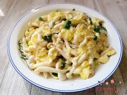 White mushroom fried eggs