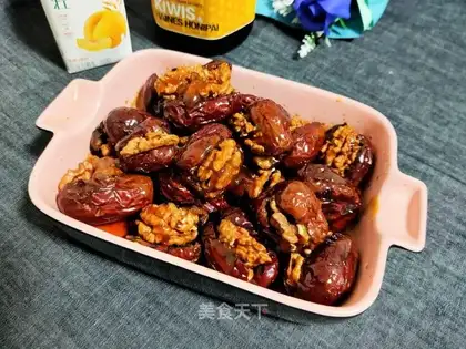 Red dates steaming walnuts