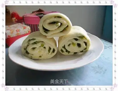 Scallion scented roll