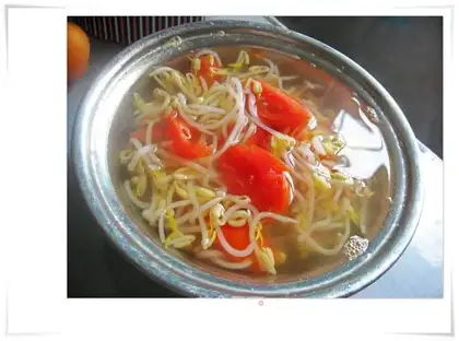 Tomato bean sprouts soup