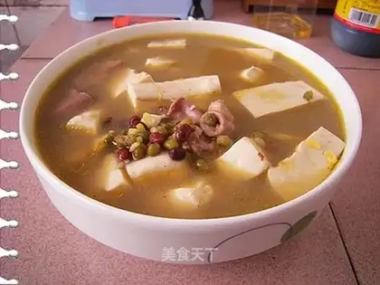 Red mung bean flour sausage tofu soup