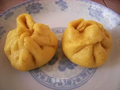 Corn flour steamed buns filled with pepper