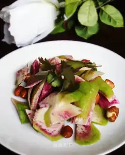 Cold peanut and radish skin