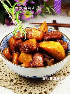 Braised pork stewed with yam