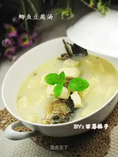 Crucian carp tofu soup