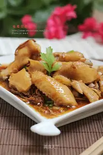 Steamed chicken with caterpillar fungus flowers