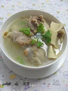 Fresh soup with bean skin and tube bone
