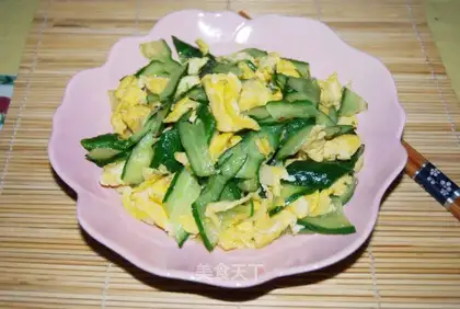 Scrambled eggs with cucumber slices