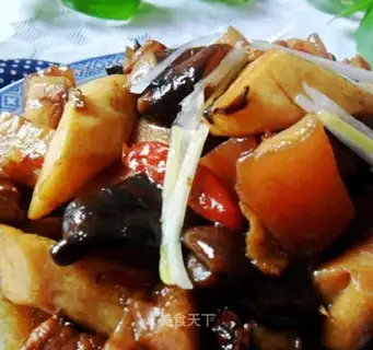 Stewed pork belly in winter