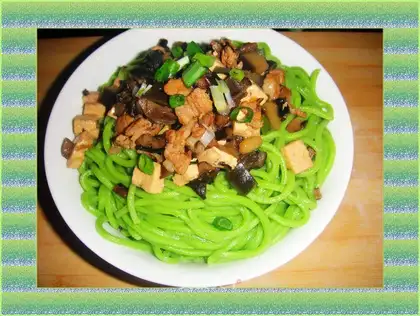 Green jade and wild mushroom noodles with stewed pork