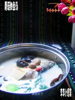 Mushroom and crucian carp soup