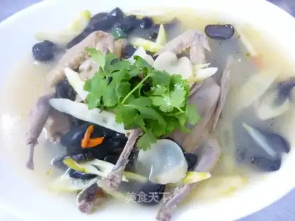 Stewed young pigeon with gastrodia elata