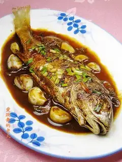 Roasted yellow croaker with garlic