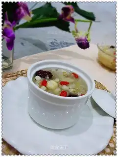 Tremella lotus seeds and coix rice soup