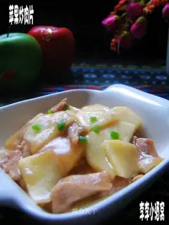 Fried pork slices with apple