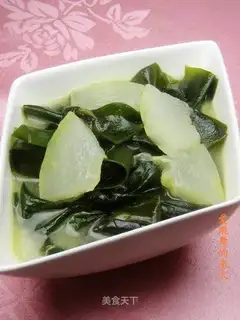 Seaweed and white gourd soup