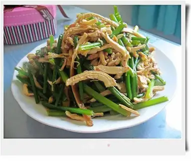 Shredded chicken and leek flowers