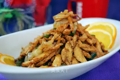Fried shredded chicken with jellyfish in sauce