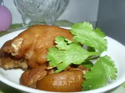 Stewed pig's trotters
