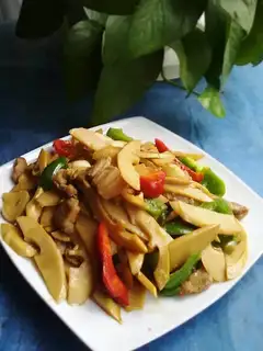Spring bamboo shoots and pork slices