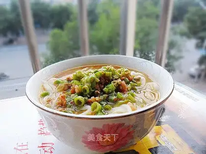 Hand-rolled noodles with minced pork and beans