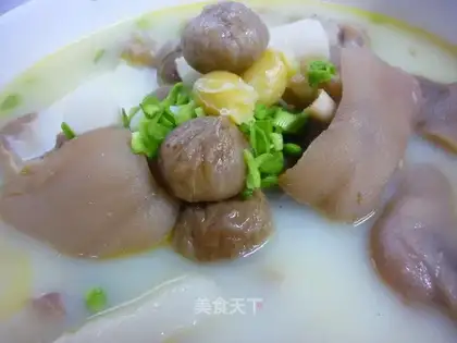 Stewed pork knuckles with yam and ginkgo
