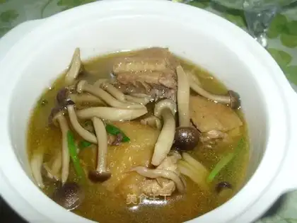Stewed chicken leg with mushroom