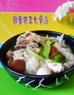 Fresh mushroom and white fungus bone soup
