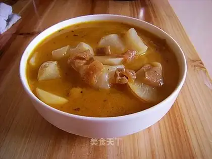 Fried pork skin stewed radish soup