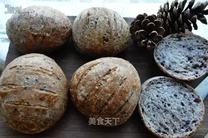 Baked steamed buns with purple rice
