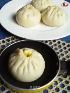 Big steamed buns with carrot