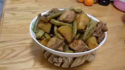 Stewed ribs with kidney beans and potatoes
