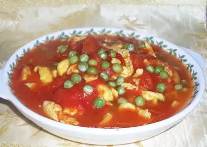 Scrambled eggs with tomatoes and peas