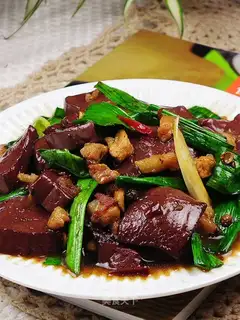 Spicy pig blood