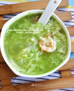 Seafood soup with spinach juice
