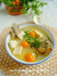 Crucian fish tofu kumquat soup