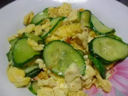 Scrambled eggs with cucumber