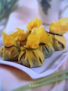 Egg skin spinach bun