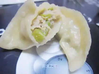 Steamed dumplings stuffed with beans