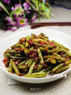 Spicy and dry stir-fried lentils