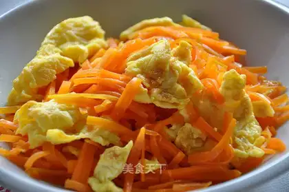 Scrambled eggs with carrot