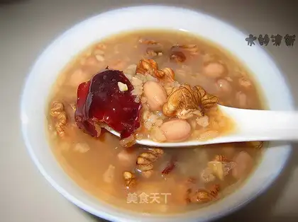 Walnut, peanut and red dates porridge