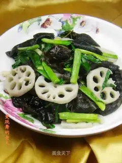 stir-fried lotus root slices with green garlic and black fungus