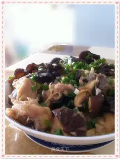 Steamed chicken with winter mushrooms