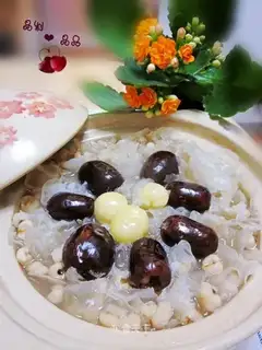 Red dates, snow ears and coix seed soup