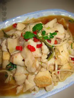 Braised fish slices with tofu and mushroom