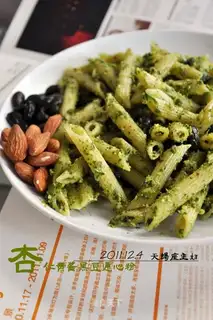 Black bean macaroni with almond and green sauce