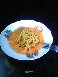 Red sauce with sweet potato noodles